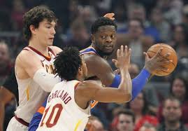 奥多姆凌晨开奔驰分心捡手机 结果撞上路边车辆