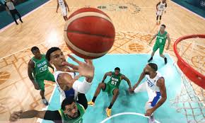 奥多姆凌晨开奔驰分心捡手机 结果撞上路边车辆