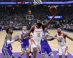 奥多姆凌晨开奔驰分心捡手机 结果撞上路边车辆