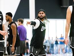 奥多姆凌晨开奔驰分心捡手机 结果撞上路边车辆